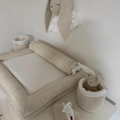 באמפר בוקלה אבן עם זוג סלסלות כיסויי מגבונים וראש ארנב לקיר