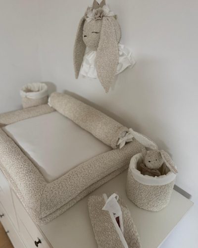 באמפר בוקלה אבן עם זוג סלסלות כיסויי מגבונים וראש ארנב לקיר