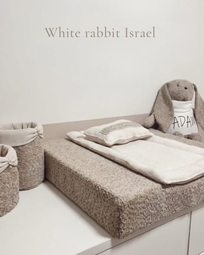 משטח החתלה ללא גבולות בוקלה חום שילוב פשתן כולל זוג סלסלות ובובת ארנב